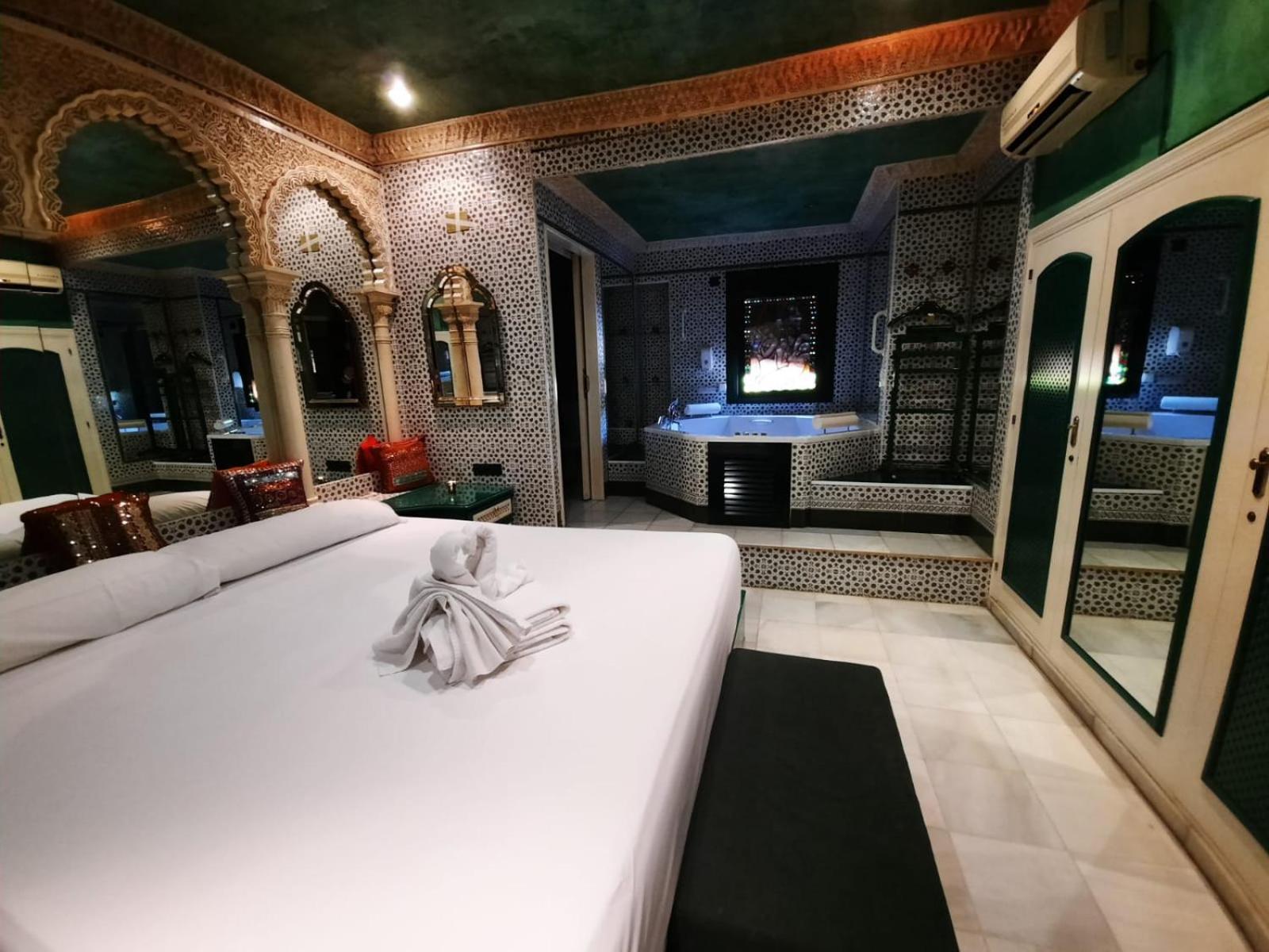 Hostal Avenida Andalucia - Solo Adultos เซบีญา ภายนอก รูปภาพ