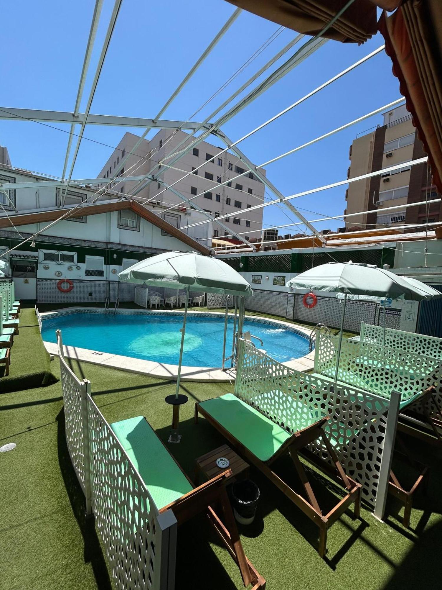 Hostal Avenida Andalucia - Solo Adultos เซบีญา ภายนอก รูปภาพ