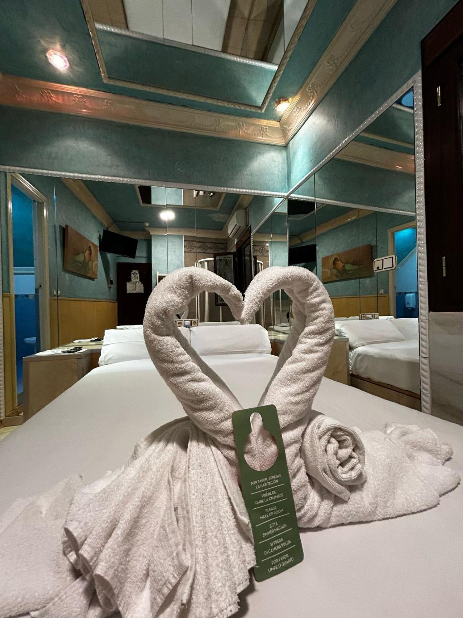Hostal Avenida Andalucia - Solo Adultos เซบีญา ภายนอก รูปภาพ